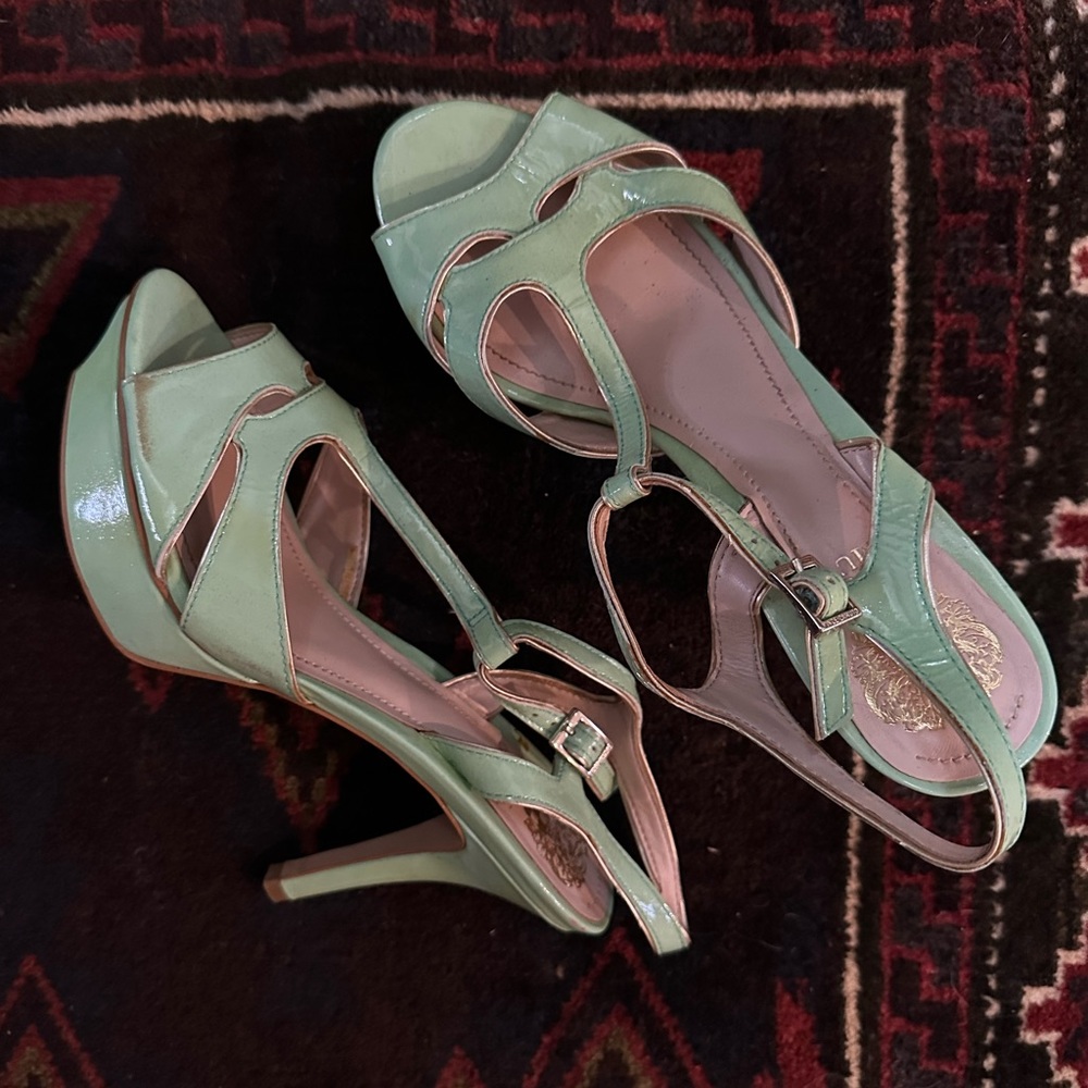 VINCE CAMUTO GREEN PATENT LEATHER SANDALS - SZ 7.5M